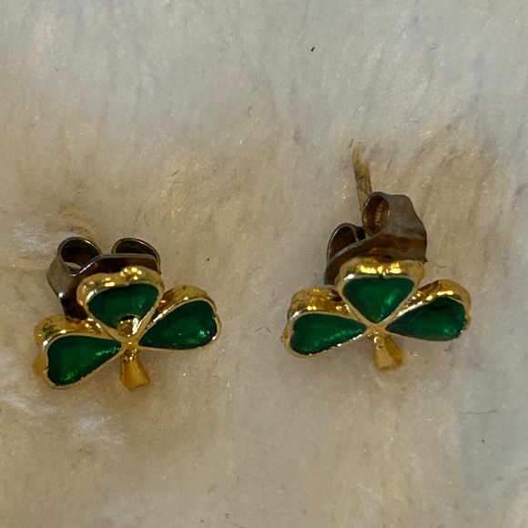 Women’s 3 Leaf Clover Earrings Gold Tone Green Stone St Patrick’s Day - Picture 2 of 3